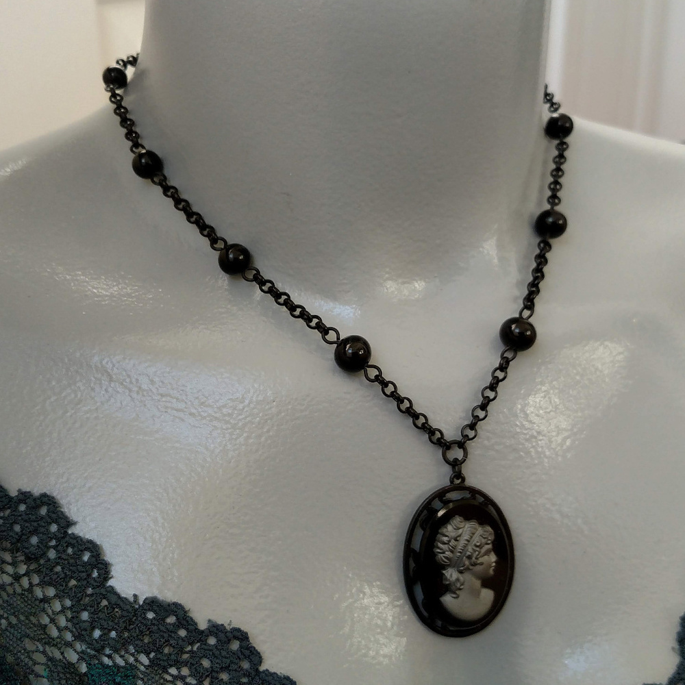 Vintage cameo beaded pendant necklace glass beads